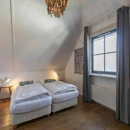Atmospheric 6-person By The Sea