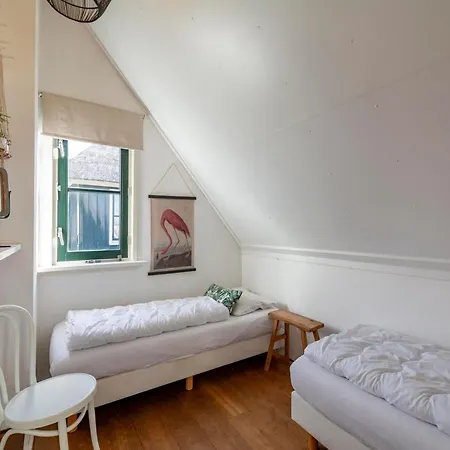 Elegant By The 度假居