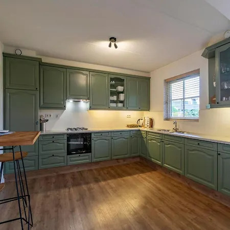 度假居 Elegant By The *